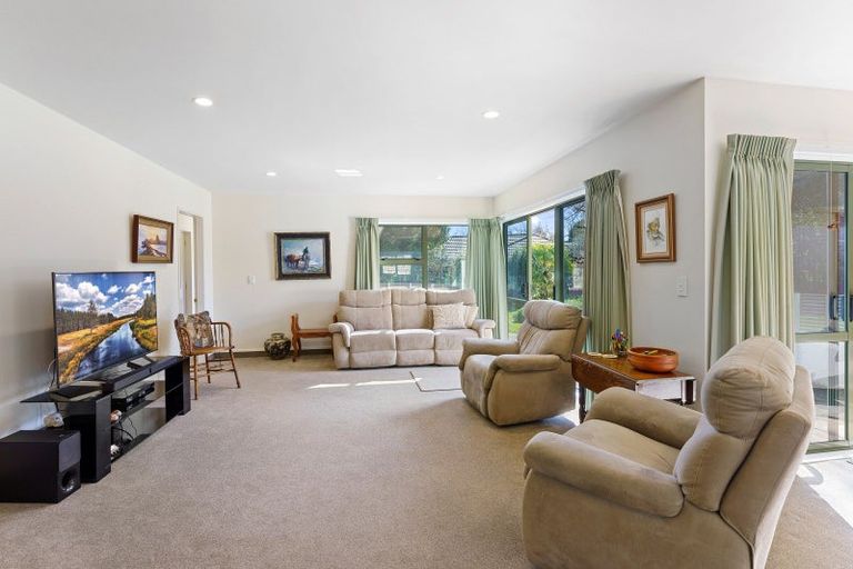 Photo of property in 10 Tararua Crescent, Otaki, 5512