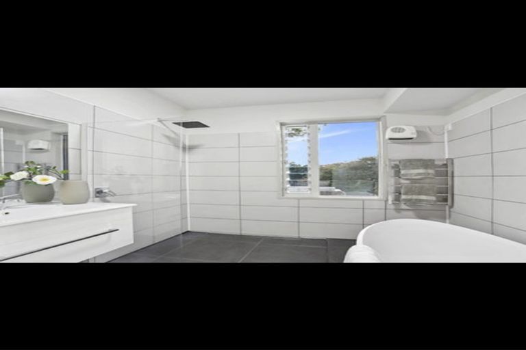 Photo of property in 8 Arapito Road, Titirangi, Auckland, 0604