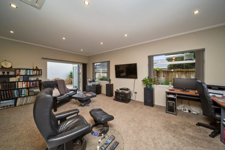 Photo of property in 1/297 Carrington Street, Vogeltown, New Plymouth, 4310