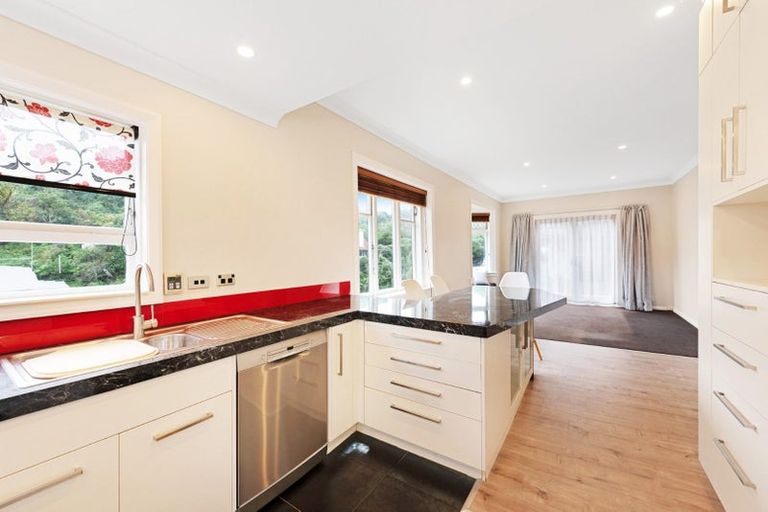 Photo of property in 55 Hungerford Road, Houghton Bay, Wellington, 6023