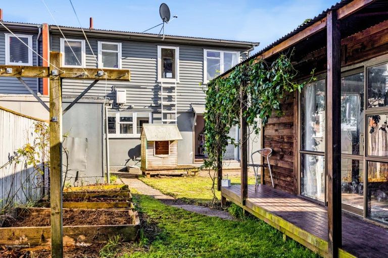 Photo of property in 10 Cook Street, Marfell, New Plymouth, 4310