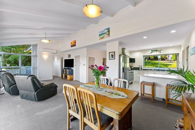 Photo of property in 11 Springbank Lane, Te Atatu Peninsula, Auckland, 0610
