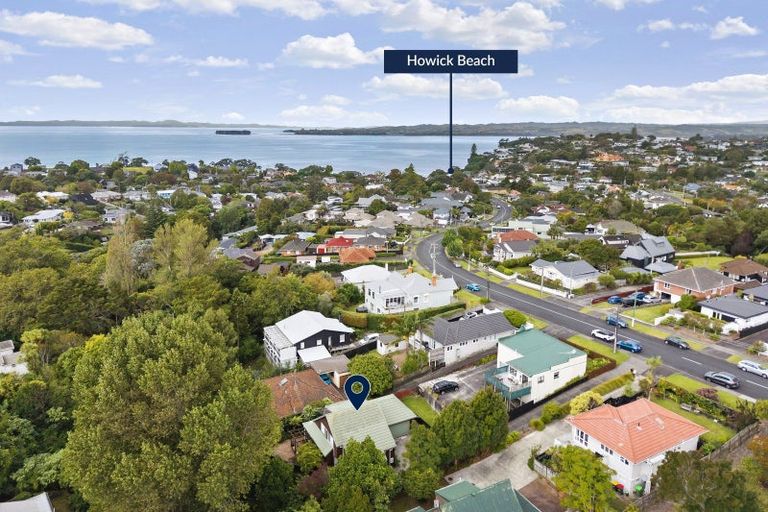 Photo of property in 2/52 Uxbridge Road, Mellons Bay, Auckland, 2014