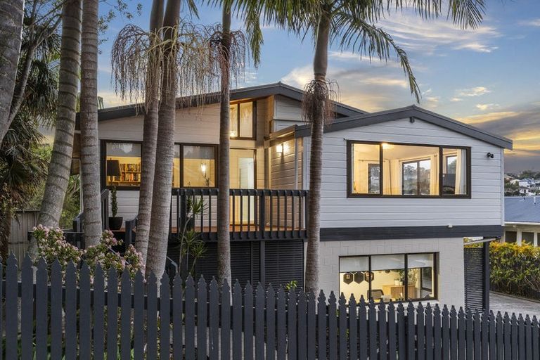 Photo of property in 32 Mcdowell Crescent, Hillcrest, Auckland, 0627