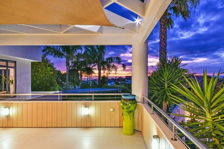 Photo of property in 6 Ribbonwood Crescent, Goodwood Heights, Auckland, 2105