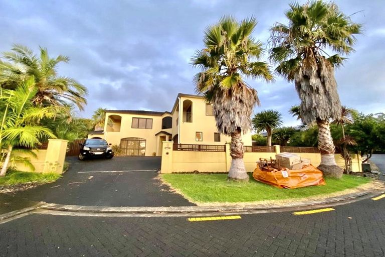 Photo of property in 8 Canonbie Place, East Tamaki Heights, Auckland, 2016