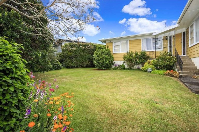 Photo of property in 87 Hillcrest Avenue, Hillcrest, Auckland, 0627
