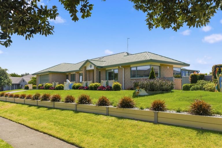 Photo of property in 100 Milne Drive, Paraparaumu, 5032