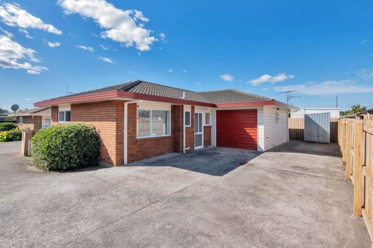 Photo of property in 2/5 Barbados Drive, Unsworth Heights, Auckland, 0632