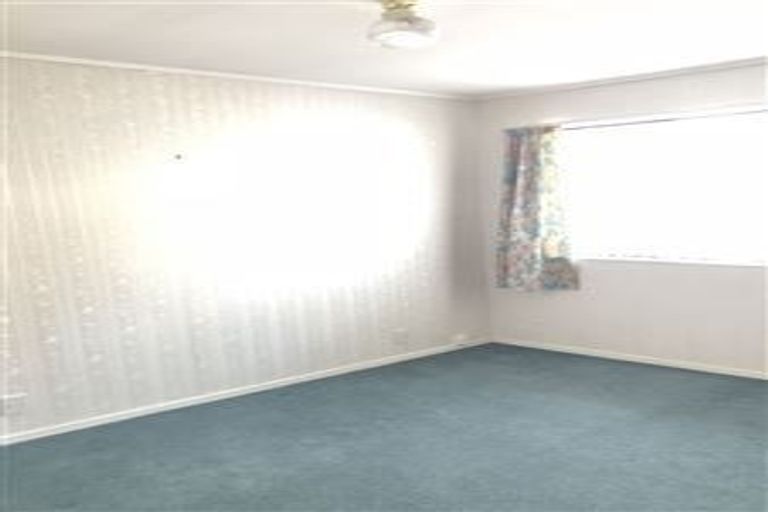 Photo of property in 1/4267 Great North Road, Glendene, Auckland, 0602