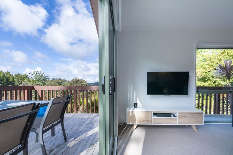 Photo of property in 85 Laingholm Drive, Laingholm, Auckland, 0604