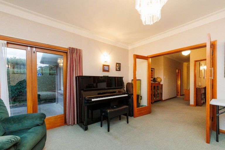 Photo of property in 30 Saint Albans Avenue, Hokowhitu, Palmerston North, 4410
