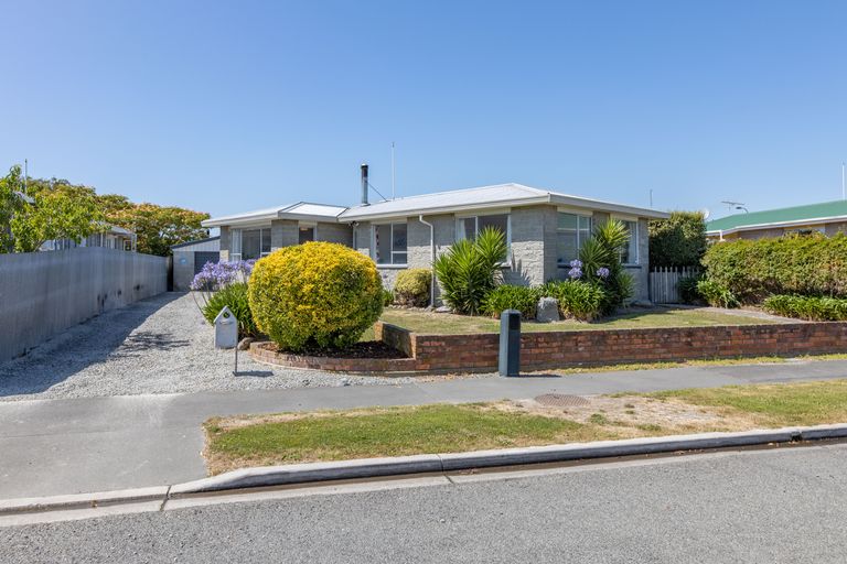 Photo of property in 24 Meon Street, Aranui, Christchurch, 8061
