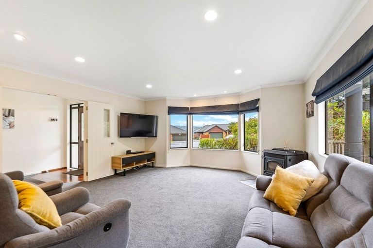 Photo of property in 8 Fernridge Way, Tirohanga, Lower Hutt, 5010