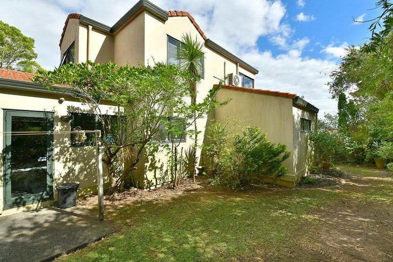 Photo of property in 3/275 East Coast Road, Mairangi Bay, Auckland, 0630