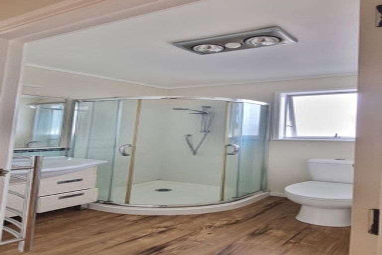 Photo of property in 31 Normanton Street, Glenfield, Auckland, 0629