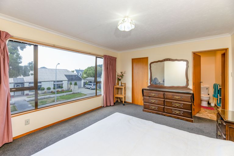 Photo of property in 10 Pyatt Place, Redwood, Christchurch, 8051