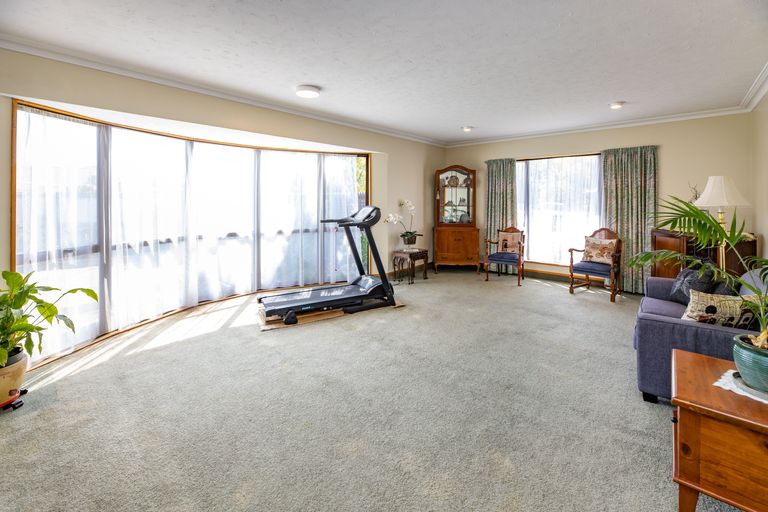 Photo of property in 10 Pyatt Place, Redwood, Christchurch, 8051