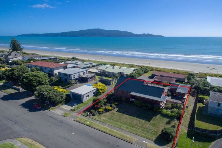 Photo of property in 115 Tutere Street, Waikanae Beach, Waikanae, 5036