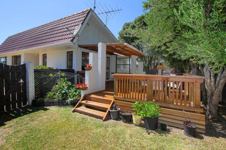 Photo of property in 1/7 Mannering Place, Hillcrest, Auckland, 0627