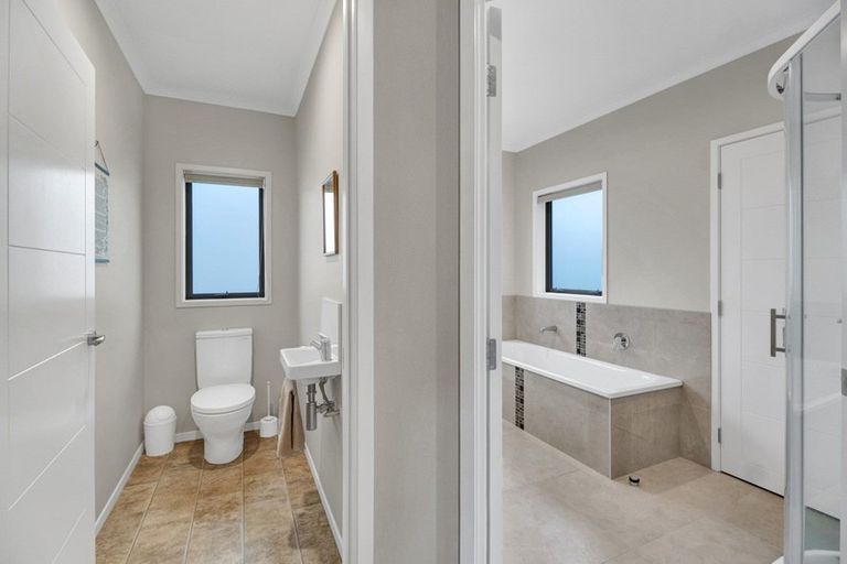 Photo of property in 2 Manurau Crescent, Merrilands, New Plymouth, 4312