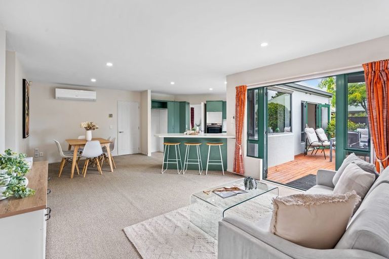 Photo of property in 21 Thornwood Place, Redwood, Christchurch, 8051