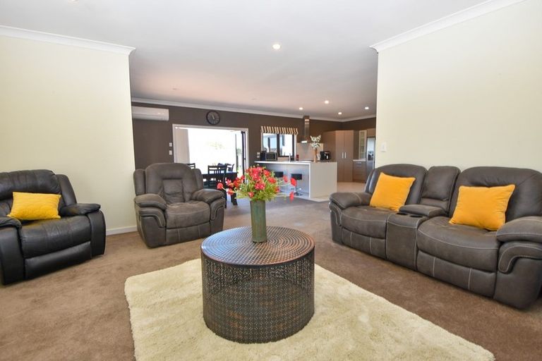 Photo of property in 18 Carrington Drive, Carterton, 5713