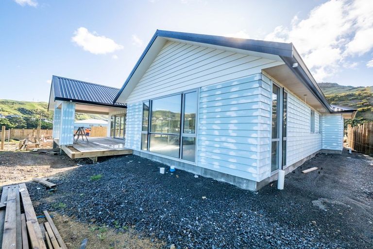 Photo of property in 44 Farnworth Terrace, Glenside, Wellington, 6037