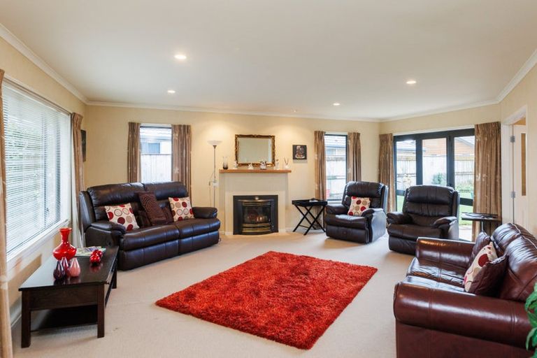 Photo of property in 24 Johnstone Drive, Fitzherbert, Palmerston North, 4410