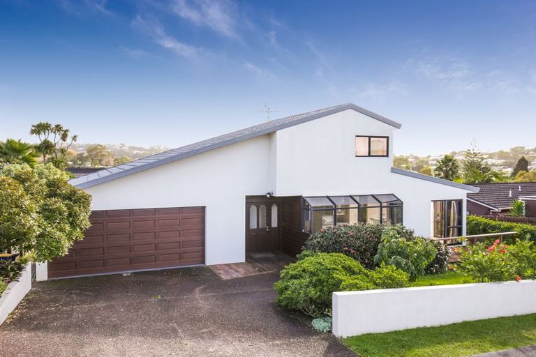 Photo of property in 17 Avonleigh Road, Green Bay, Auckland, 0604