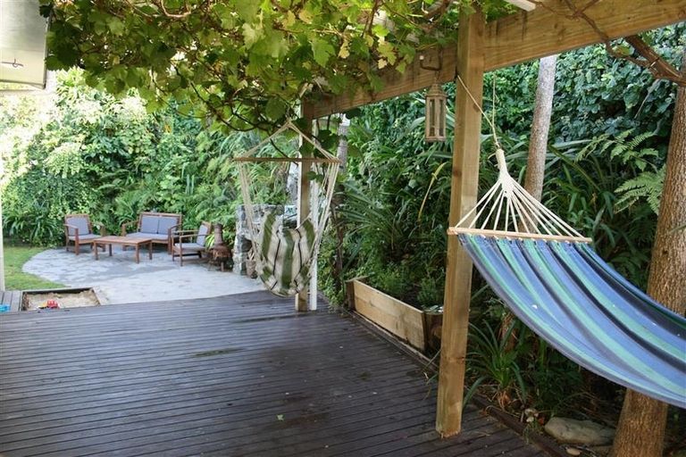 Photo of property in 1 Sasanqua Way, Crofton Downs, Wellington, 6035