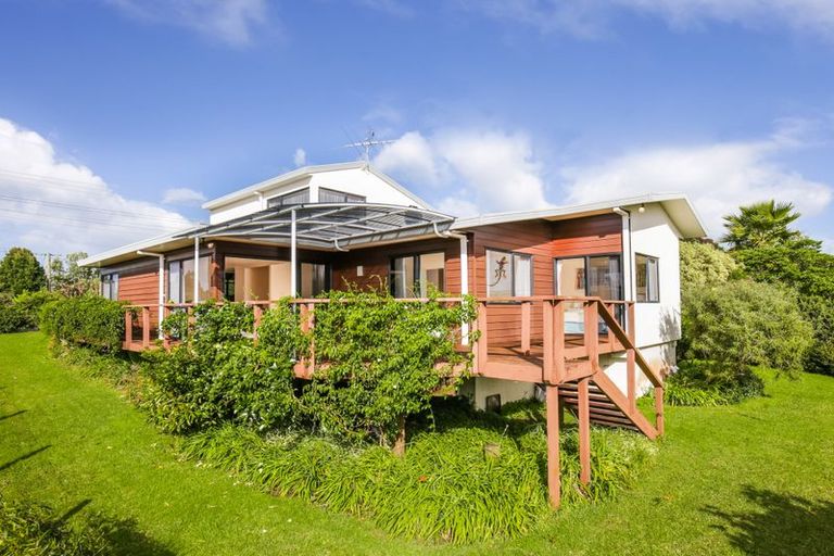 Photo of property in 17 Avonleigh Road, Green Bay, Auckland, 0604