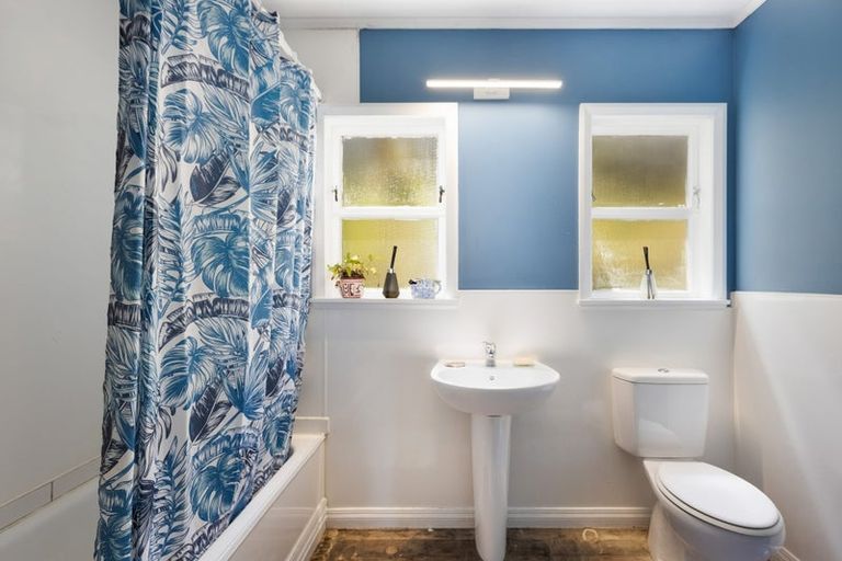 Photo of property in 25 Miles Crescent, Newlands, Wellington, 6037