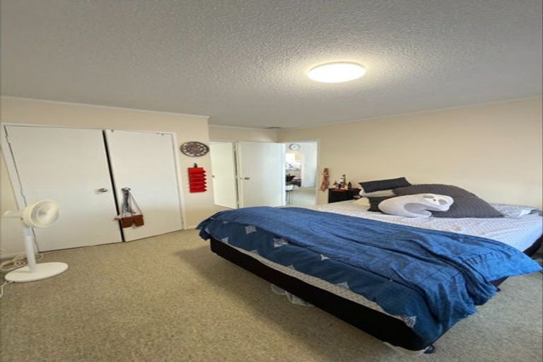 Photo of property in 1/309 Wairau Road, Totara Vale, Auckland, 0627