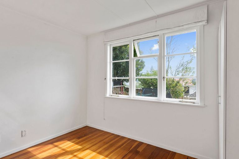 Photo of property in 45 Sunnyside Road, Sunnyvale, Auckland, 0612