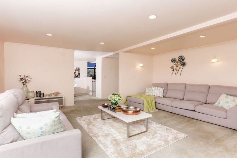 Photo of property in 17 Avonleigh Road, Green Bay, Auckland, 0604