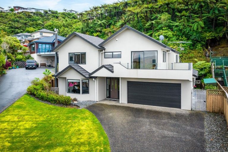 Photo of property in 8 Fernridge Way, Tirohanga, Lower Hutt, 5010