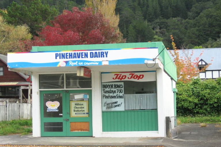 Photo of property in 68 Pinehaven Road, Pinehaven, Upper Hutt, 5019