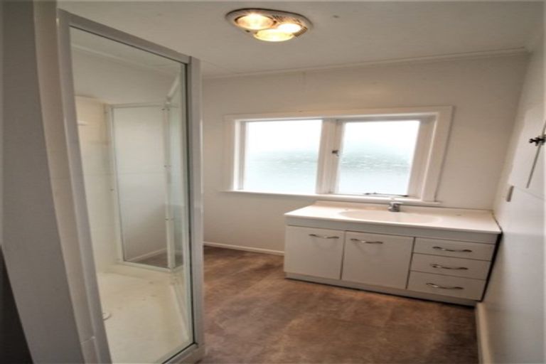 Photo of property in 519a East Coast Road, Murrays Bay, Auckland, 0630