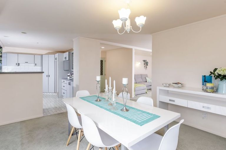 Photo of property in 17 Avonleigh Road, Green Bay, Auckland, 0604