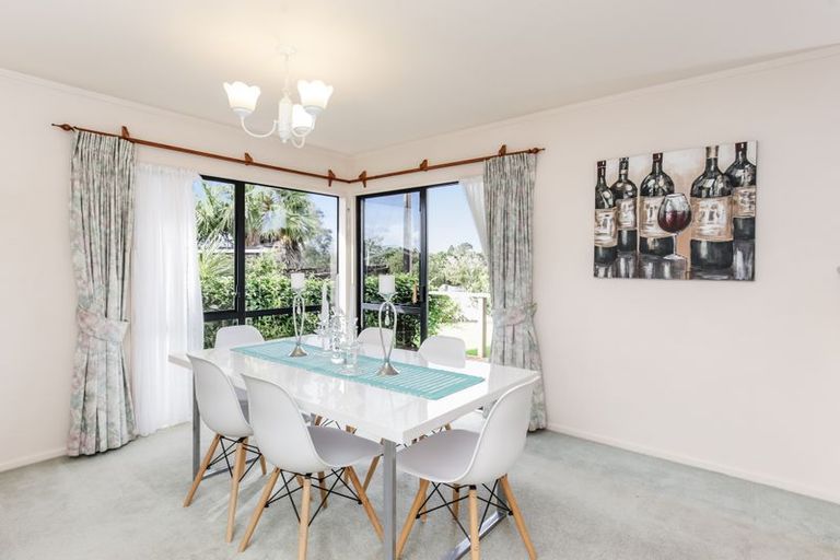 Photo of property in 17 Avonleigh Road, Green Bay, Auckland, 0604