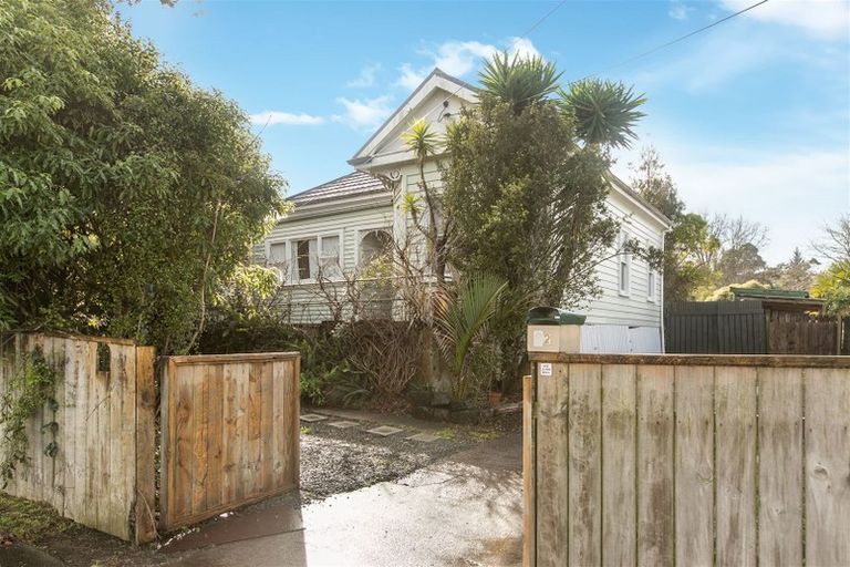 Photo of property in 82 View Road, Henderson, Auckland, 0612