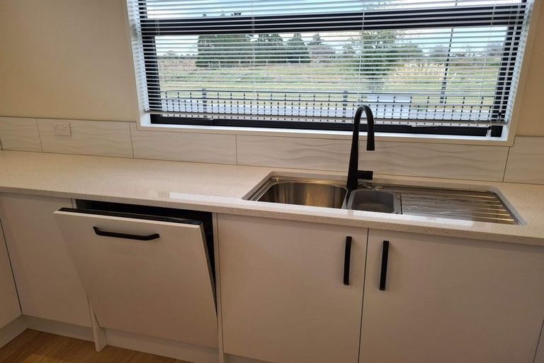 Photo of property in 8 Koral Lane, Broomfield, Christchurch, 8042