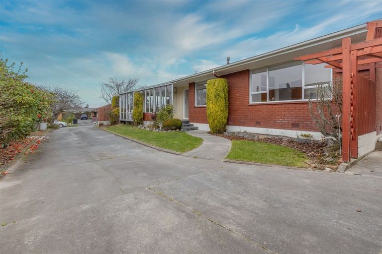 Photo of property in 6 Camberwell Place, Avonhead, Christchurch, 8042