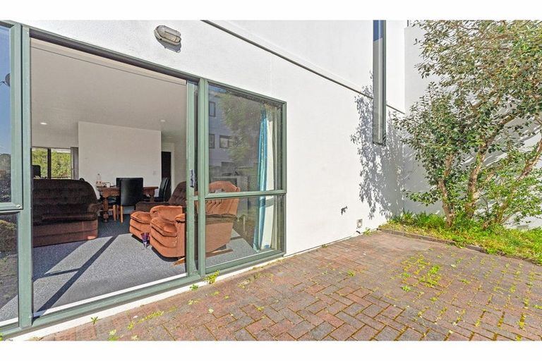 Photo of property in Lynn Park Terrace, 28/12 Ambrico Place, New Lynn, Auckland, 0600