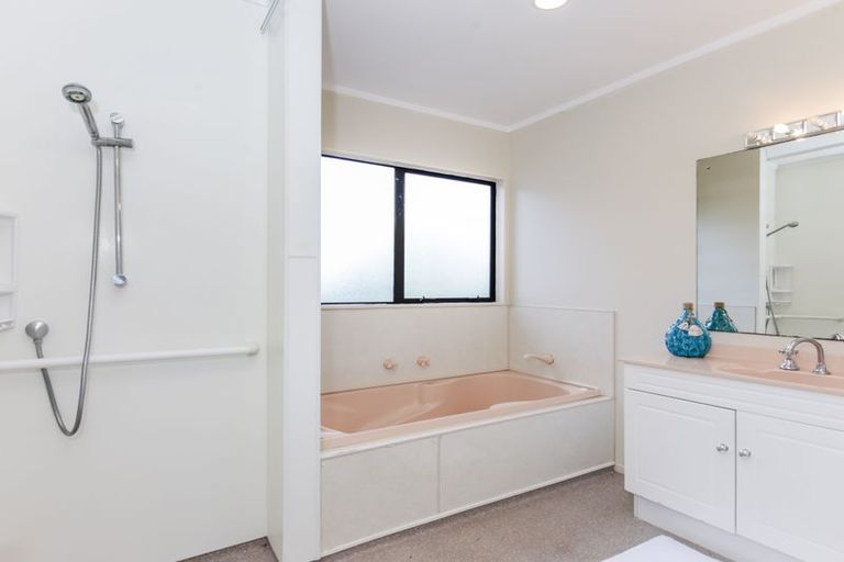 Photo of property in 17 Avonleigh Road, Green Bay, Auckland, 0604