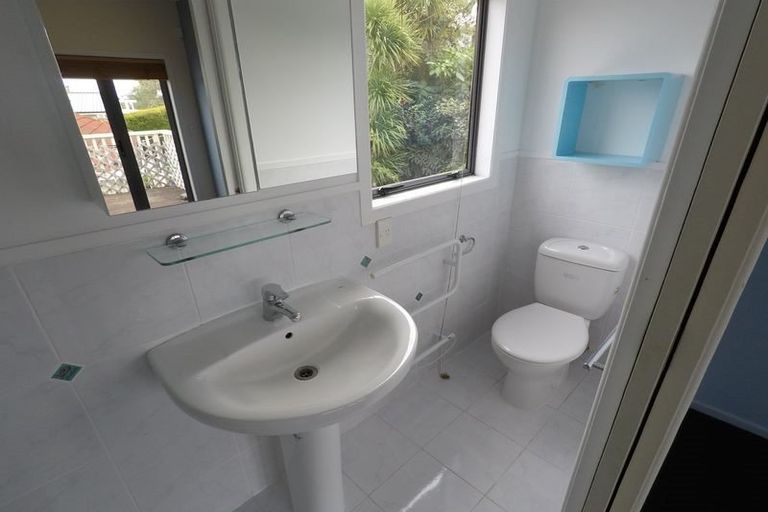 Photo of property in 32 Peter Terrace, Castor Bay, Auckland, 0620