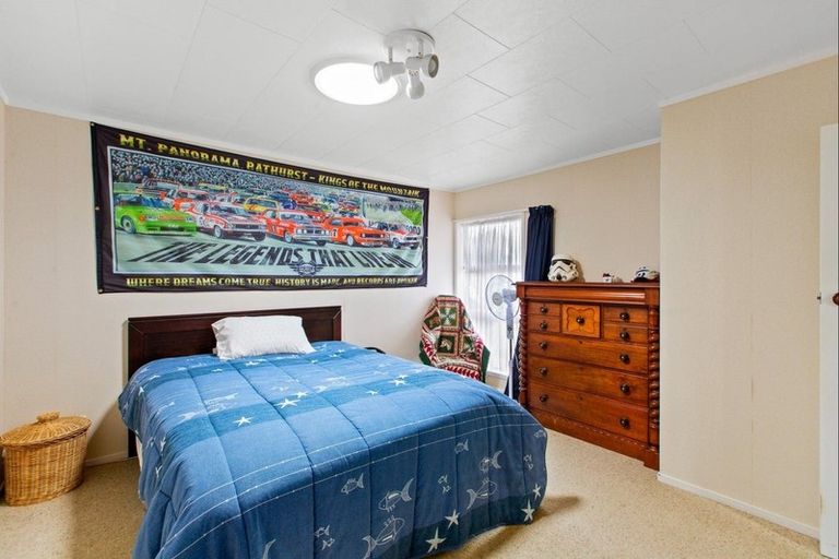 Photo of property in 20 Edgewater Grove, Orewa, 0931