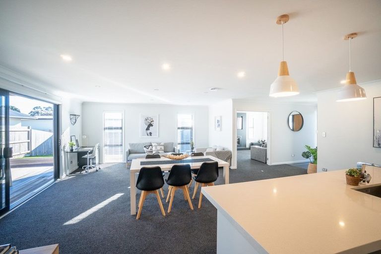 Photo of property in 3 Stratford Court, Fitzherbert, Palmerston North, 4410