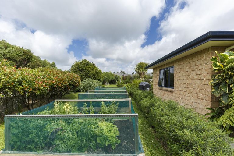 Photo of property in 57 Waicola Drive, Fitzherbert, Palmerston North, 4471